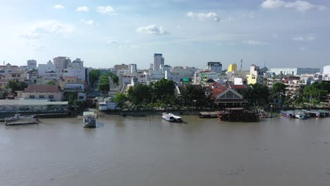 Die-Stadt-Can-Tho,-Vietnam-Mit-Booten,-Fluss-Und-Architektur-Aus-Der-Drohne-An-Einem-Sonnigen-Nachmittag