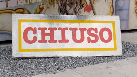 Chiuso-Geschlossenes-Schild-In-Italienischer-Sprache