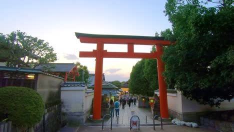 Entrance-gate-with-street-that-leads-towards-Yasaka-jinja-Shrine,-Kyoto