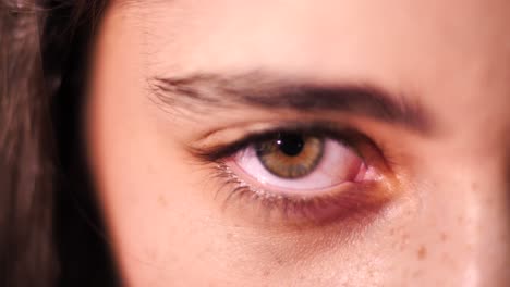 Close-up-on-brunette-female-opening-brown-eye