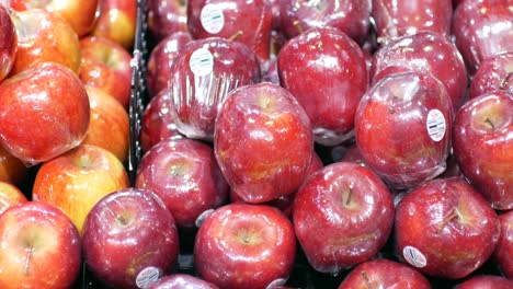 POV-Hand-Beim-Pflücken-Von-Eingewickelten-Äpfeln-Im-Supermarkt-In-Der-Neuen-Normalität-Des-Covid-Corona-Virus