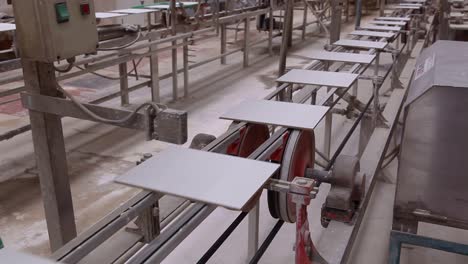 Der-Prozess-Der-Herstellung-Von-Keramikfliesen,-Branchenkonzept