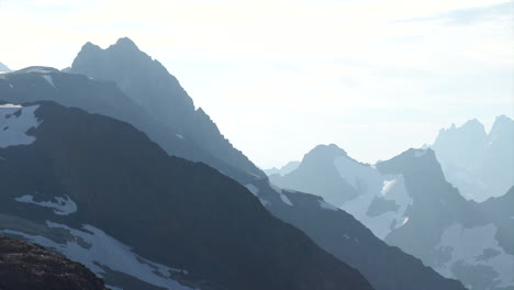 Panorámica-Suave-De-La-Línea-Del-Cielo-De-Los-Alpes-Franceses-Al-Amanecer,-Les-Deux-Alpes