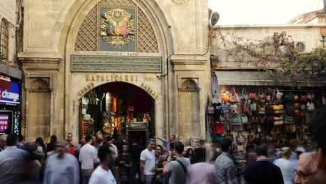 Entrance-gate-to-the-Grand-Bazaar-in-Istambul-crowded-with-people