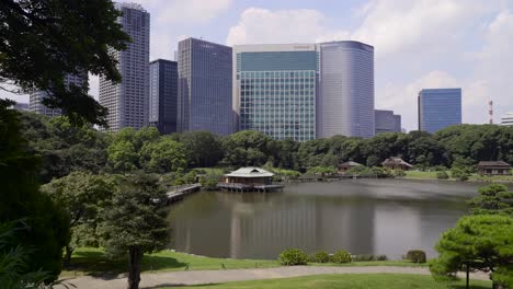 Weitblick-über-Das-Japanische-Teehaus-In-Den-Hamarikyu-Gärten-In-Tokio-Mit-Modernen-Wolkenkratzern-Im-Hintergrund