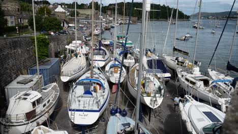 Conwy-Waterfront-Harbour-Nautische-Segelboote-Vertäut-Im-Sonnigen-Touristischen-Yachthafen