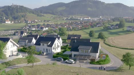 Luftaufnahme,-Die-über-Dem-Ruhigen-Dorf-Slovenj-Gradec-In-Slowenien-Kreist