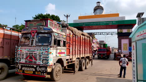 Lastkraftwagen,-Die-Waren-Des-Täglichen-Bedarfs-Befördern,-Fahren-Während-Der-Coronavirus-Pandemie-Von-Indien-Aus-An-Die-Nepalesische-Grenze