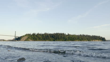 Wunderschöne-Meereswellen-Brechen-Sanft-An-Der-Felsigen-Küste-Im-Ambleside-Park,-West-Vancouver,-Kanada-–-Weitwinkelaufnahme