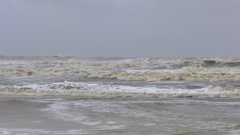 Während-Eines-Tropischen-Sturms-Treffen-Starke-Wellen-Auf-Einen-Strand