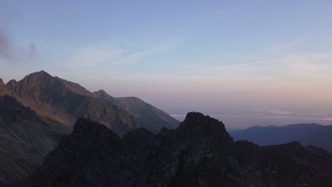 Atemberaubender-Sonnenuntergangshimmel-über-Rauem-Gelände-Im-Abgelegenen-Rumänien