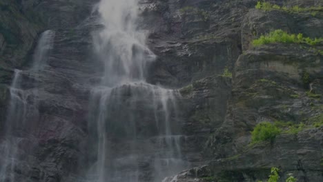 Espectacular-Cascada-Rociando-Gotas-De-Llovizna-De-Agua-Sobre-Roca,-Inclinada-Hacia-Abajo