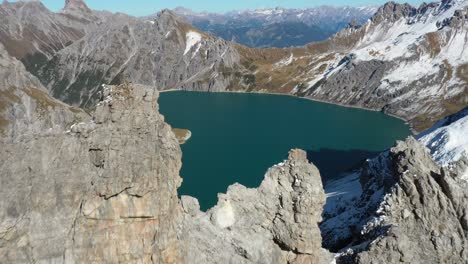 Luftaufnahme,-Die-Sich-An-Einem-Klaren,-Sonnigen-Sommertag-Rückwärts-über-Die-Steilen-Klippen-Rund-Um-Den-Love-Heart-Lake-Auf-Dem-Gipfel-Des-Lünersees-In-Der-Schweiz-Bewegt