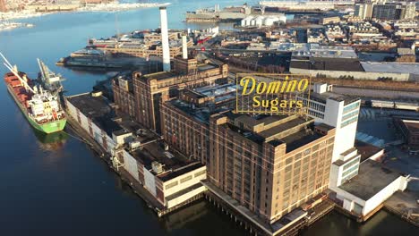 Luftaufnahme-Des-Domino-Sugars-Gebäudes-Im-Hafen-Von-Baltimore,-Maryland,-USA