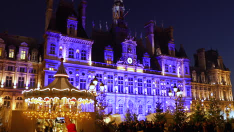 Weihnachtsbeleuchtete-Märkte-In-Einem-Wunderschönen-Teil-Von-Paris-Mit-Dem-Dominierenden-Merkmal-Eines-Videomappings-Mit-Dem-Thema-Fallender-Schnee-Auf-Einem-Der-Hauptgebäude-Im-Zentrum-Der-Märkte