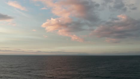 Ruhige-Gewässer-Rund-Um-Die-Insel-Yasawa-Und-Der-Bewölkte-Himmel-Bei-Sonnenuntergang