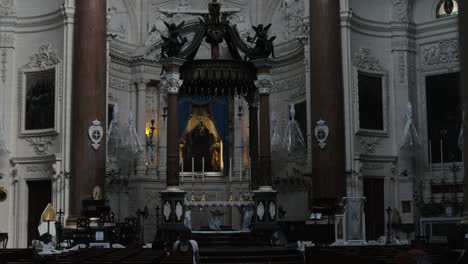 Revealing-shot-of-the-Carmelite-Church-in-Valleta,-Malta