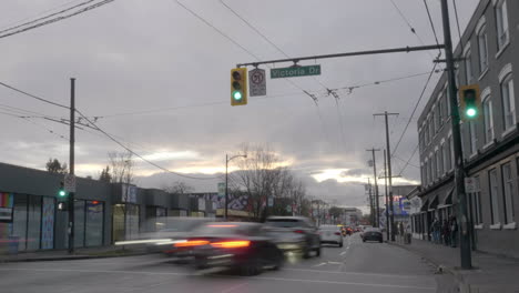 Verkehr-Am-Victoria-Drive-An-Der-Powell-Street-In-Vancouver,-BC,-Kanada
