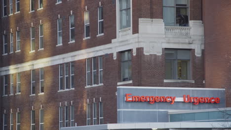 The-emergency-sign-on-the-outside-of-a-hospital