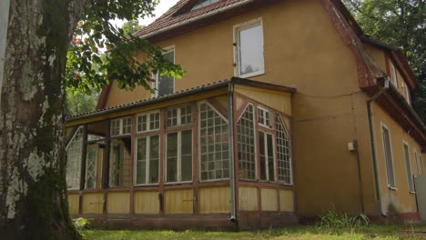 Alte-Hausveranda-Mit-Offenen-Fenstern-In-Silute,-Litauen
