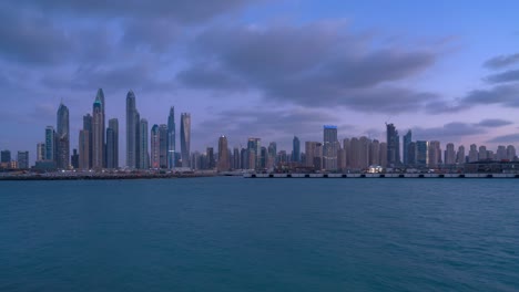 Jbr-Dubai-Skyline-Sonnenuntergang-Zeitraffer-Von-Palme-Bei-Bewölktem-Wetter