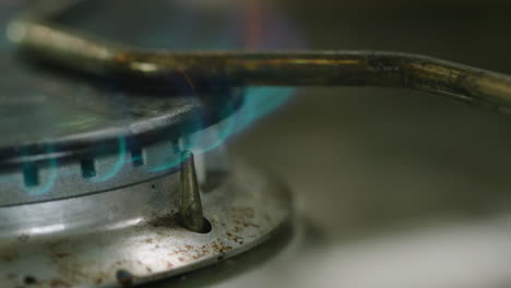Makro-Zeitlupenaufnahme-Eines-Gasbrenners,-Der-Blau-Zündet-Und-Brennt