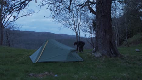 Junger-Mann-Beim-Camping-Trägt-Steine-Für-Ein-Feuer-Im-Freien-Weit