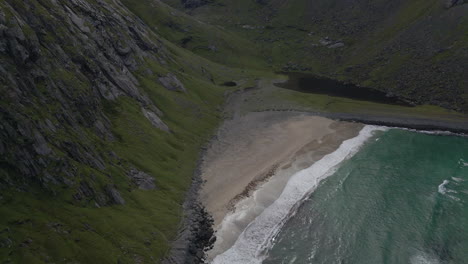 Wellen-Krachen-An-Einem-Einsamen-Strand-Auf-Den-Lofoten,-Norwegen