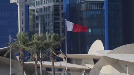 Eine-Katarische-Flagge,-Die-In-Der-Luft-Weht,-Sie-Wurde-Kurz-Vor-Der-Unabhängigkeitserklärung-Des-Landes-Von-Großbritannien-Am-3.-September-1971-Angenommen