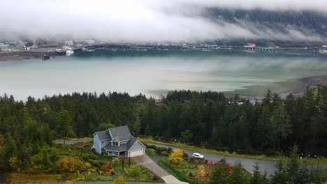 Haus-In-Einer-Wunderschönen-Ländlichen-Bergnaturlandschaft-In-Alaska