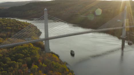 Herbstsonnenuntergang-An-Der-Penobscot-Narrows-Bridge-Mit-Lens-Flare-Luftumlaufbahn