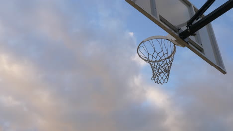 Basketballspieler-Macht-Einen-Reverse-Layup-Schuss-Auf-Dem-Korb-Auf-Einem-Basketballplatz