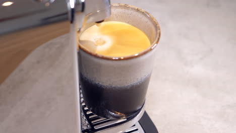 Nahaufnahme-Der-Kaffeezubereitung-In-Der-Espressomaschine