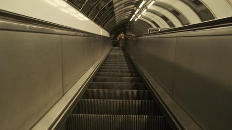 Subiendo-Las-Escaleras-Mecánicas-Del-Metro-De-Londres-Medidas-De-Coronavirus-Mascarillas