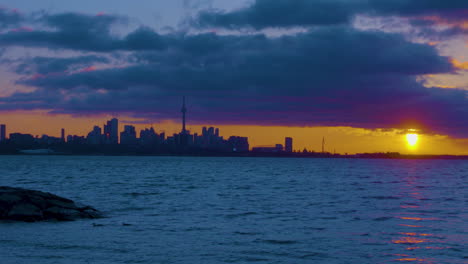 Zeitraffer-Mit-Blick-über-Den-Ontariosee-Auf-Die-Skyline-Von-Toronto-Im-Morgengrauen