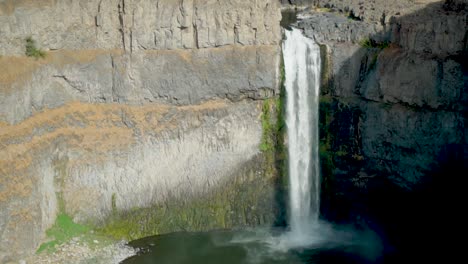 Late-afternoon-shot-of-Palouse-Falls-in-Eastern-Washington