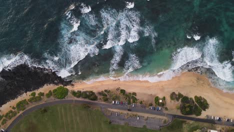Beobachten-Sie-Die-Wellen-Am-Sandstrand-In-Honolulu,-Hawaii