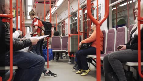 Menschen,-Die-In-Den-Prager-U-Bahn-Wagen-Einsteigen,-Alltag-In-Der-Hauptstadt,-Statischer-Blick-Von-Innen