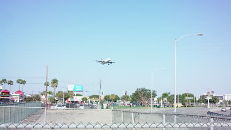 Ein-Verkehrsflugzeug-Der-Virgin-Airlines-Fliegt-Zur-Landung-In-Los-Angeles,-Kalifornien