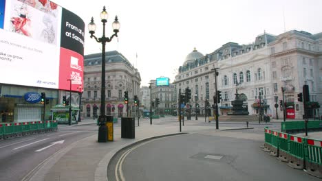 Lockdown-in-London,-Piccadilly-Circus-road-traffic-lights-completely-empty-during-the-COVID-19-pandemic-2020-with-corona-virus-messages