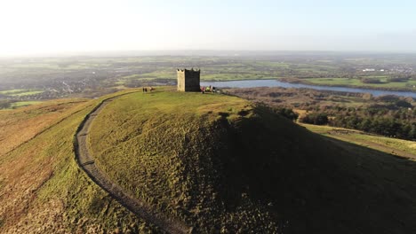Historischer-Rivington-Tower-Lancashire-Reservoir-Landschaft-Wahrzeichen-Luftaufnahme-Umlaufbahn-Links