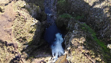 Ein-Flug-über-Einen-Wasserfall-Im-Schottischen-Hochland-Entlang-Der-Nc500-route