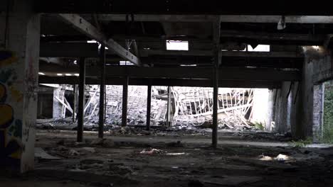 Abandonado-Edificio-Urbano-Derrumbado-Amplio-Zoom-Out-Shot