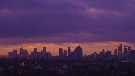 Kurzer-Zeitraffer-Eines-Wunderschönen-Feurigen-Sonnenaufgangs-über-Der-Berühmten-Skyline-Von-London