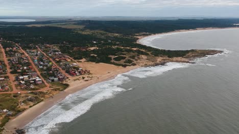 Ein-Dorf-Am-Strand-Des-Ozeans-In-Rocha,-Uruguay