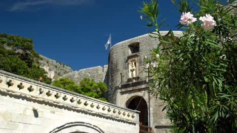 Entrada-De-La-Puerta-De-Pila-En-El-Lado-Oeste-Del-Casco-Antiguo-De-Dubrovnik-Desde-Abajo-Durante-Los-Tiempos-De-Covid