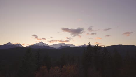 Sonnenuntergangsfarbhimmel-über-Wald-Und-Berg