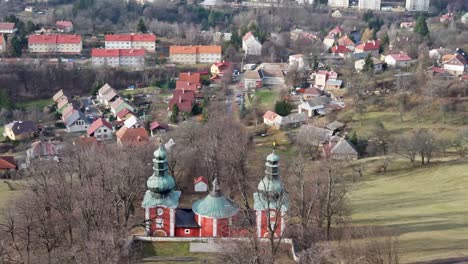 Vista-Del-Paisaje-Sobre-La-Iglesia-Y-La-Ciudad-De-Banska-Stiavnica,-Eslovaquia