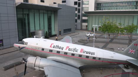 Cathay-Pacific-Airline-Logo-Auf-Cathay-Pacific-City-Building,-Dem-Hauptsitz-Von-Cathay-Pacific-Airways