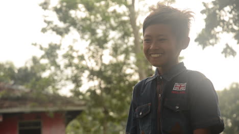 Junger-Indonesischer-Junge-Lacht-Auf-Einem-Ausflug-Im-Regenwalddschungel